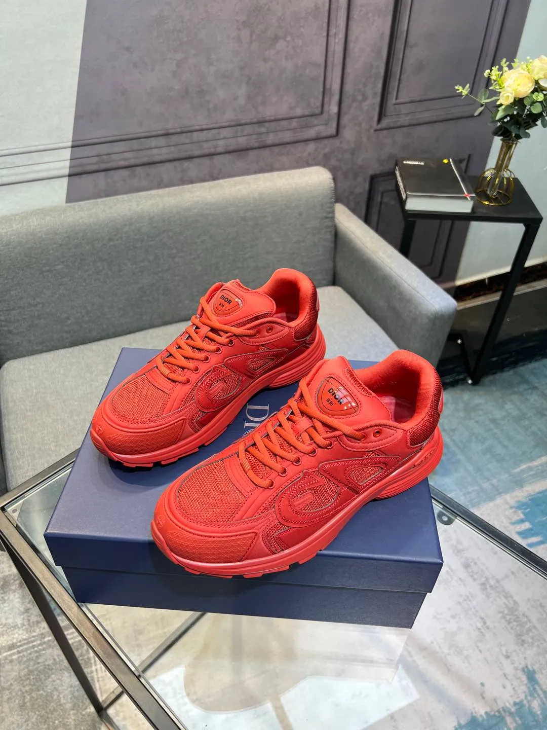 Men's shoes 💰600 high version joint model 🍸 Dior Dior The Island co-branded B30 sneakers follow the trend of the retro market and are Dad Shoes style shoes. The Dior logo on the tongue also indicates that this pair of shoes is the B30 model! B30 uses fine-textured leather and mesh cloth materials to form a shoe body. There are conspicuous letters CD on both sides of the shoe body to indicate the identity. Many lines on the shoe body outline the details, making the shoes look less monotonous and full of retro flavor. ♺ Upper: Original customized technical fabric + mesh ♺ Inner lining: Original customized breathable lining ♺ Outsole: Original molded IP foam + TPU outsole ♺ Heel height: 3.5cm ♺Code number: 39-44 (45 46 customized)